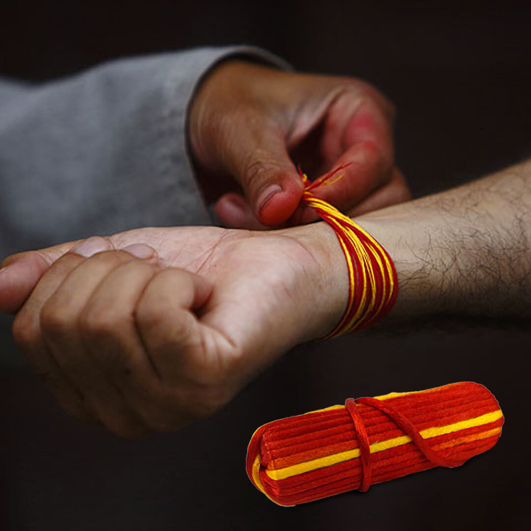 Завязанные нитки на руке. Красная нить в Индии. Буддийские веревочки на руку. Буддизм красная нить на запястье.